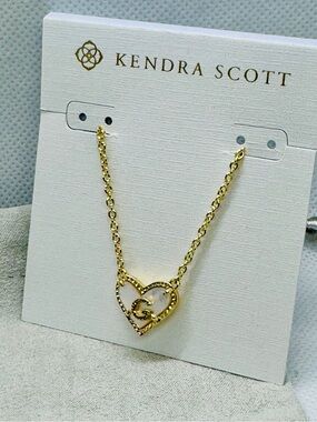 Kendra Scott Ari “G” pendant necklace. NWT and storage bag.